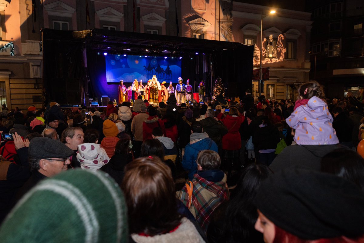 Chris_Hasker's tweet photo. Y SS. MM. los Reyes Magos de Oriente hicieron ayer una parada en el #DistritoTetuán. 

Tuve el honor de entregarles las llaves mágicas para poder entrar en todas las casas del distrito. 

Les pedimos salud, trabajo y que a nadie le falte un abrazo. https://t.co/1Den1jhtsf