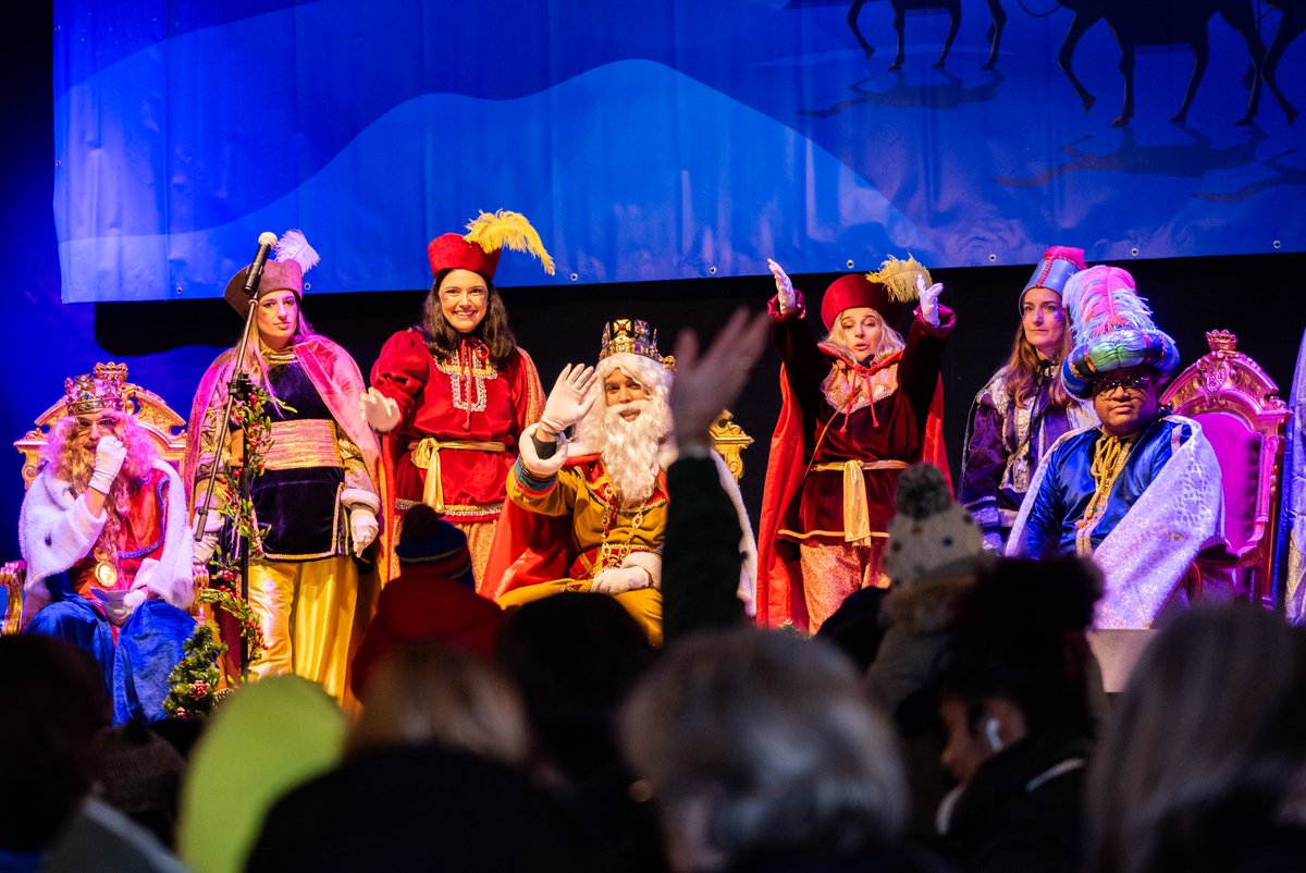 Chris_Hasker's tweet photo. Y SS. MM. los Reyes Magos de Oriente hicieron ayer una parada en el #DistritoTetuán. 

Tuve el honor de entregarles las llaves mágicas para poder entrar en todas las casas del distrito. 

Les pedimos salud, trabajo y que a nadie le falte un abrazo. https://t.co/1Den1jhtsf