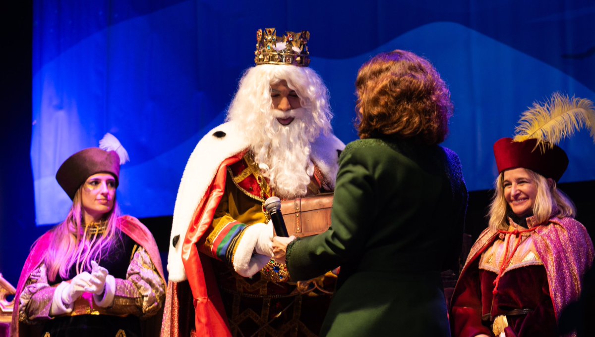 Chris_Hasker's tweet photo. Y SS. MM. los Reyes Magos de Oriente hicieron ayer una parada en el #DistritoTetuán. 

Tuve el honor de entregarles las llaves mágicas para poder entrar en todas las casas del distrito. 

Les pedimos salud, trabajo y que a nadie le falte un abrazo. https://t.co/1Den1jhtsf