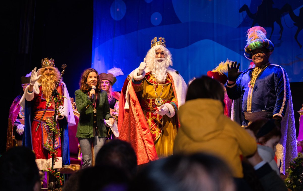 Chris_Hasker's tweet photo. Y SS. MM. los Reyes Magos de Oriente hicieron ayer una parada en el #DistritoTetuán. 

Tuve el honor de entregarles las llaves mágicas para poder entrar en todas las casas del distrito. 

Les pedimos salud, trabajo y que a nadie le falte un abrazo. https://t.co/1Den1jhtsf
