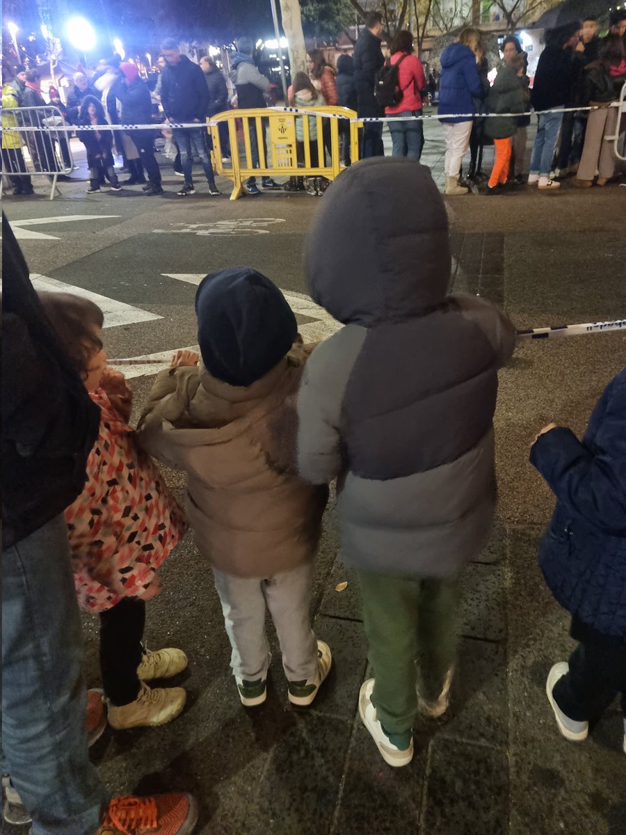 Decepció per a moltes nenes i nens de Sabadell que no han pogut gaudir de la cavalcada a causa de la pluja. En altres ciutats també ha plogut, però la cavalcada s'ha fet. Si hi havia un pla ha fallat totalment.