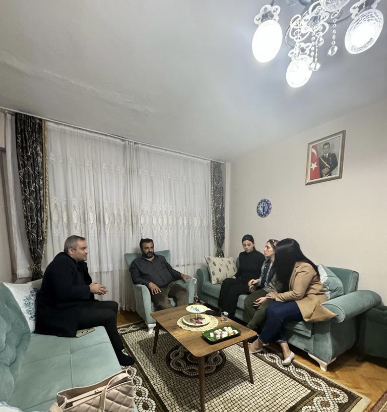 sinanayazoglu61's tweet photo. Şehidimiz Duabey Onur Öztürkmen’nin kıymetli ailesini Üsküdar murat reis mahallemizde bulunan evlerinde şehidimizin doğum günü vesilesi ile Ak Parti Üsküdar Murat reis Mahallesi teşkilatı olarak ziyaret ettik 🇹🇷💡

Şehidimizin ruhu şad olsun .. 🇹🇷
Rabbim tüm şehitlerimizi peygamber efendimize komşu eylesin 🇹🇷

Şehitler ölmez vatan bölünmez 🇹🇷

@hilmiturkmen34 @demir_erdem