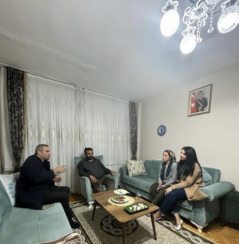 sinanayazoglu61's tweet photo. Şehidimiz Duabey Onur Öztürkmen’nin kıymetli ailesini Üsküdar murat reis mahallemizde bulunan evlerinde şehidimizin doğum günü vesilesi ile Ak Parti Üsküdar Murat reis Mahallesi teşkilatı olarak ziyaret ettik 🇹🇷💡

Şehidimizin ruhu şad olsun .. 🇹🇷
Rabbim tüm şehitlerimizi peygamber efendimize komşu eylesin 🇹🇷

Şehitler ölmez vatan bölünmez 🇹🇷

@hilmiturkmen34 @demir_erdem