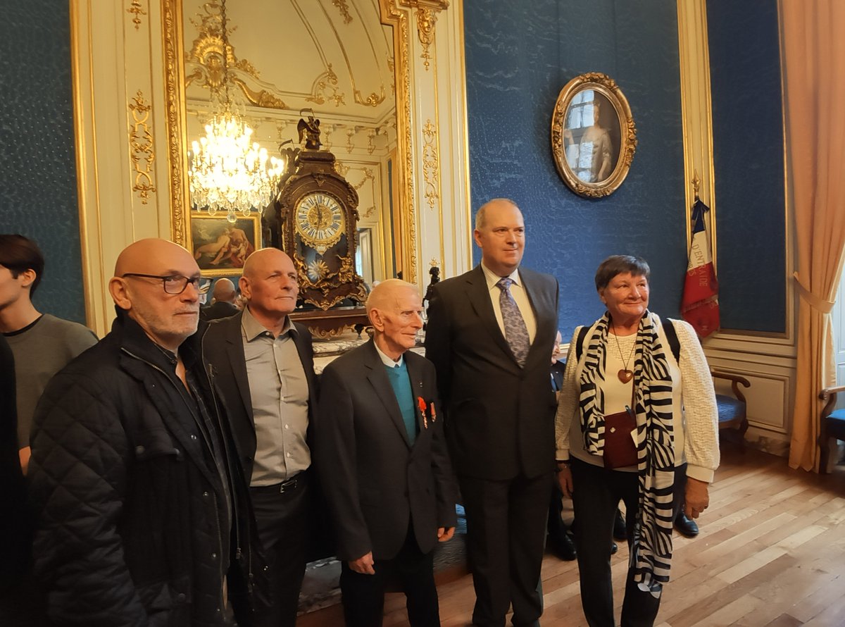 celine_schmit's tweet photo. @21Dsden Aujourd'hui, remise des insignes d'officier de l'ordre de la Légion d'honneur à Henri Mosson, 100 ans ! https://t.co/wZTfJWHud9