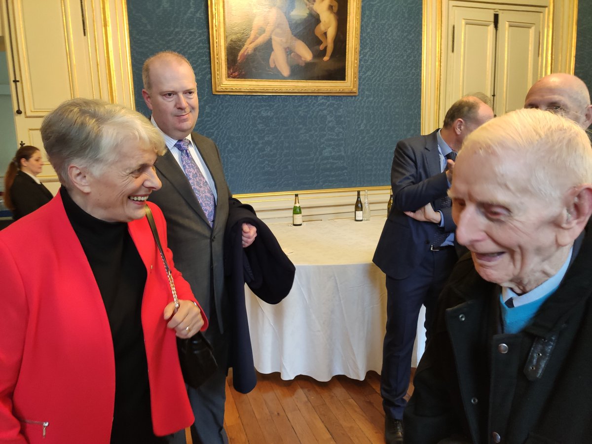 celine_schmit's tweet photo. @21Dsden Aujourd'hui, remise des insignes d'officier de l'ordre de la Légion d'honneur à Henri Mosson, 100 ans ! https://t.co/wZTfJWHud9
