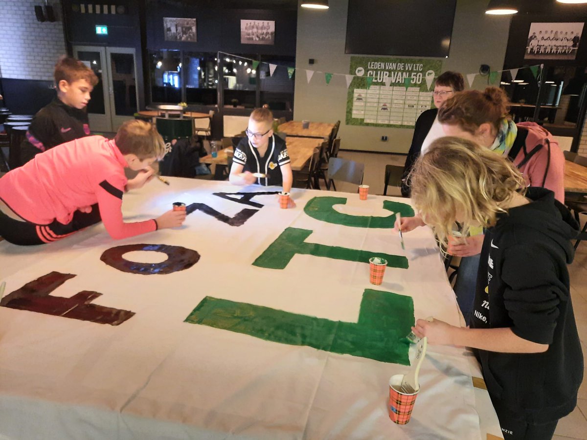 vvltc's tweet photo. We hebben alles zo goed mogelijk geregeld. Morgen een mooie dag voor de club. De jeugd heeft de spandoeken klaar! Nog 1 nachtje!! #forzaltc #pwz https://t.co/hf4uT3Q4Bh