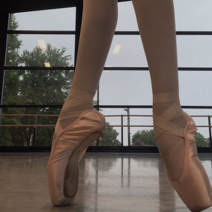 gingerloves_thv's tweet photo. #taekookau dónde t'h comienza una relación con el lindo Omega J'k quien apenas experimenta su primer amor y su vida sexual, de paso, siendo bailarín de ballet y; el hijo único de su jefe, el mayor general #vkookau #ausbts #btsau https://t.co/d6MfvUMpV9