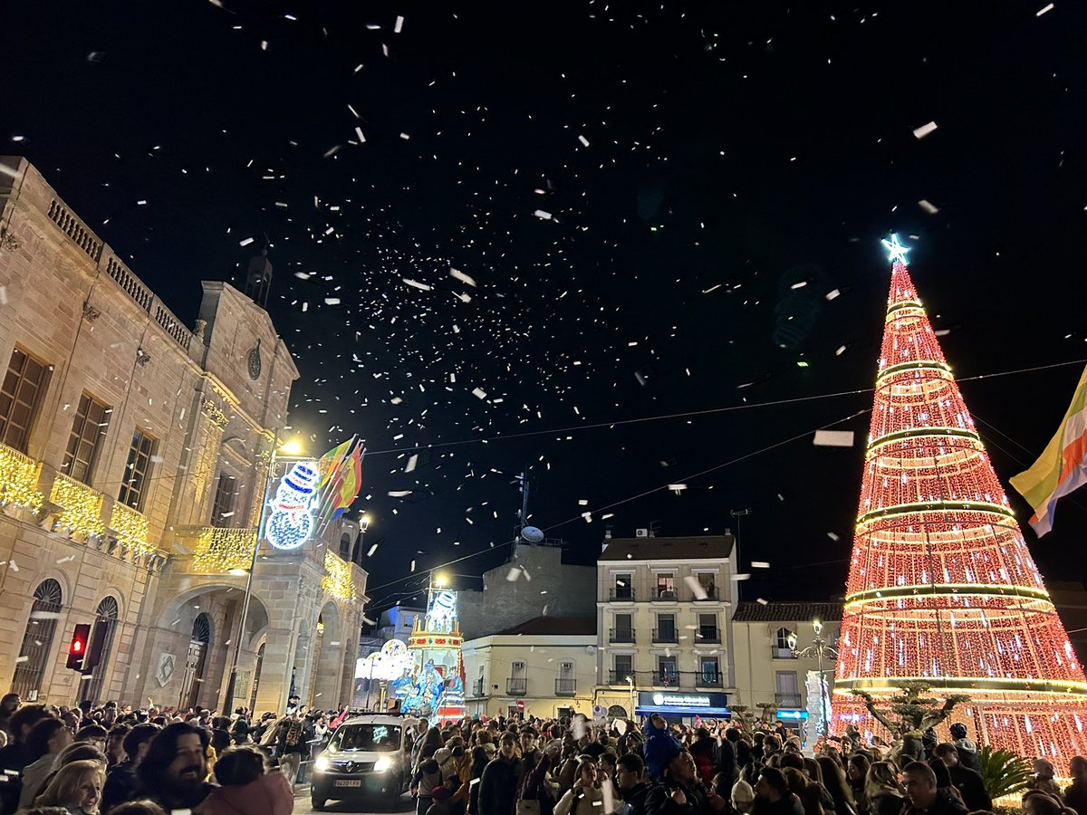 Feliz noche de Reyes, … que os traigan muchos regalos, y sobre todo que no os falte la salud, trabajo y amor. 

Foto realizada en la plaza del <a href="/aytolinares/">Ayuntamiento de Linares</a>  . Precioso como ha estado Linares durante toda la Navidad , y como colofón, una cabalgata muy bonita 😍♥️