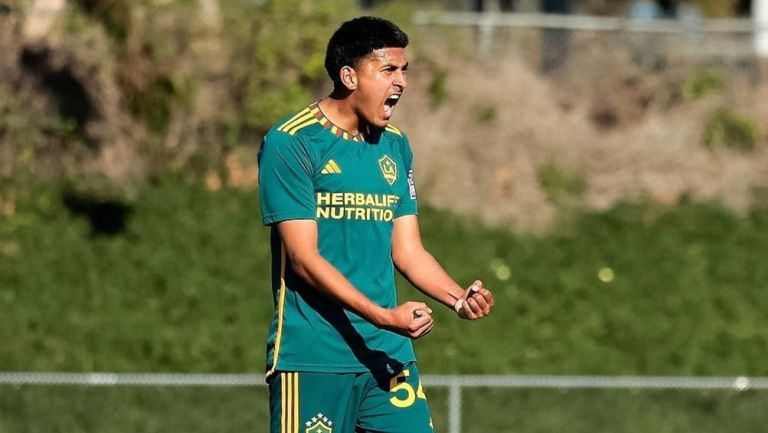 tombogert's tweet photo. Chivas has signed Mexico youth int'l midfielder Brandon Téllez from LA Galaxy II.

Sources say Chivas has paid a transfer fee north of $100k. Good deal/development from LAG.

Téllez, 18, product of LAG academy. Made 21 apps with LA Galaxy's second team. https://t.co/uYeOyMUQV6