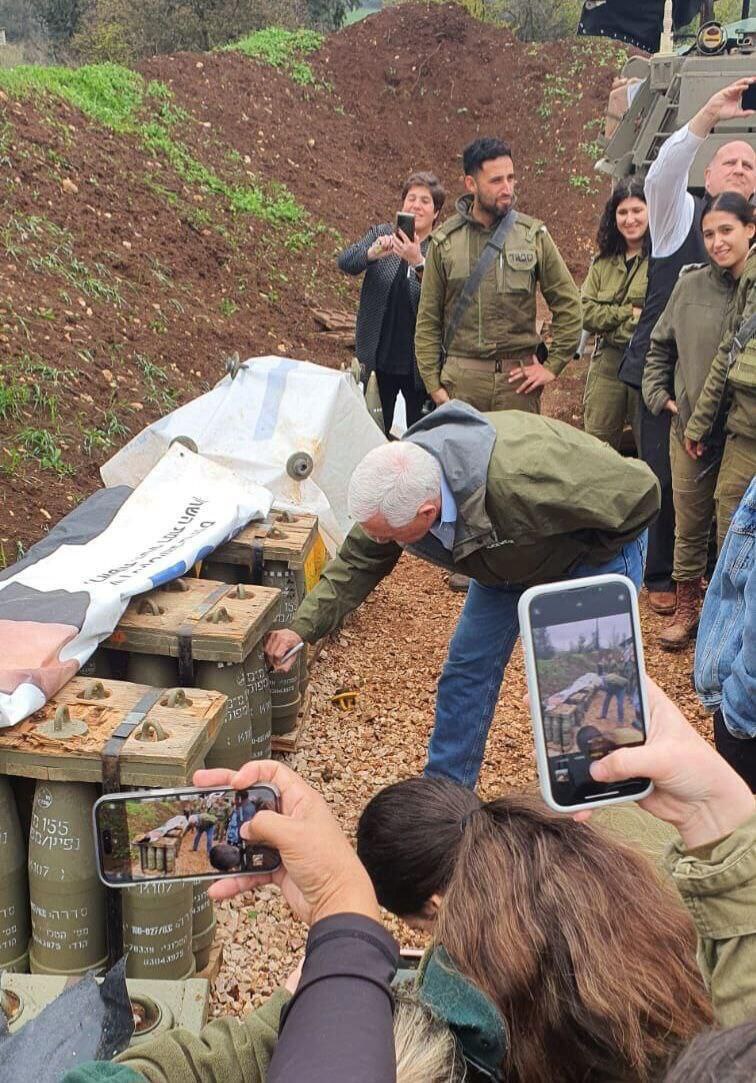 Mike Pence, former US vice president, visited Israeli occupation forces on the northern border and stamped 'For Israel' on one of the artillery shells.