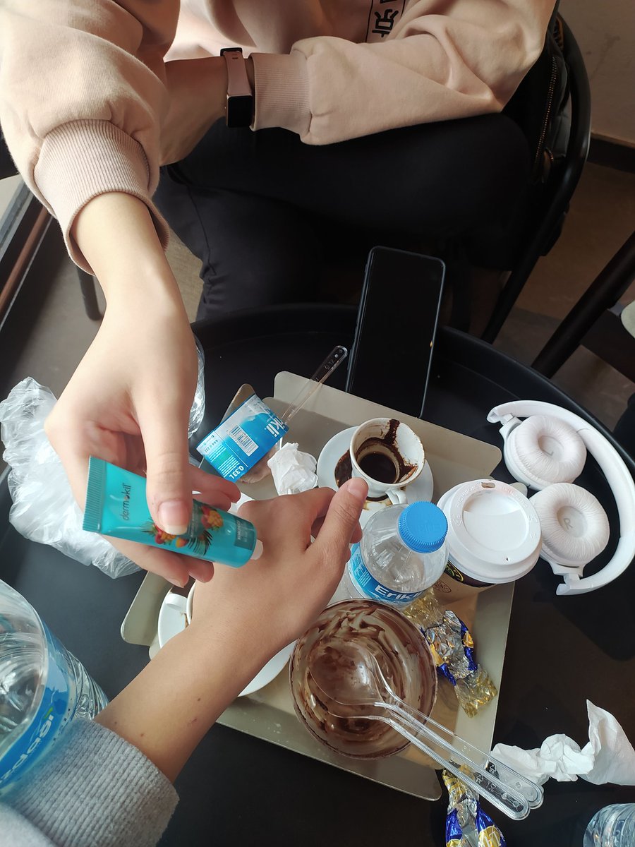 Ceyloin's tweet photo. Tatlılar yenildi ✓
Kahveler içildi ✓ 
Dedikodular yapıldı ✓ 
Kremler sürüldü ✓ 
Erkolar kapatılsına karar verildi ✓ 
😬🙄🥹😂😻 https://t.co/516ed3kWvD
