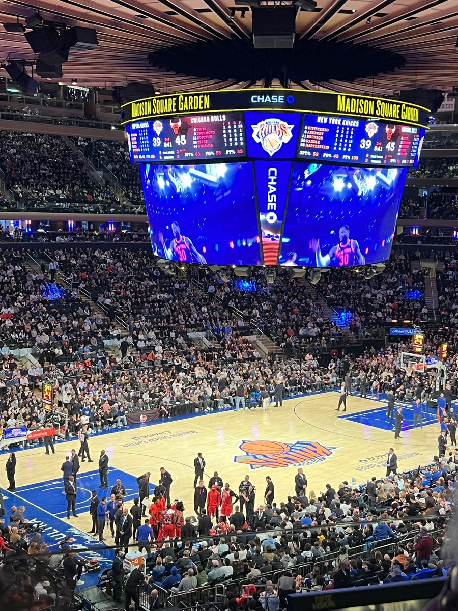 ewicaeff's tweet photo. When in New York....you catch a @chicagobulls game. @TheGarden https://t.co/tOEVPwQJtC