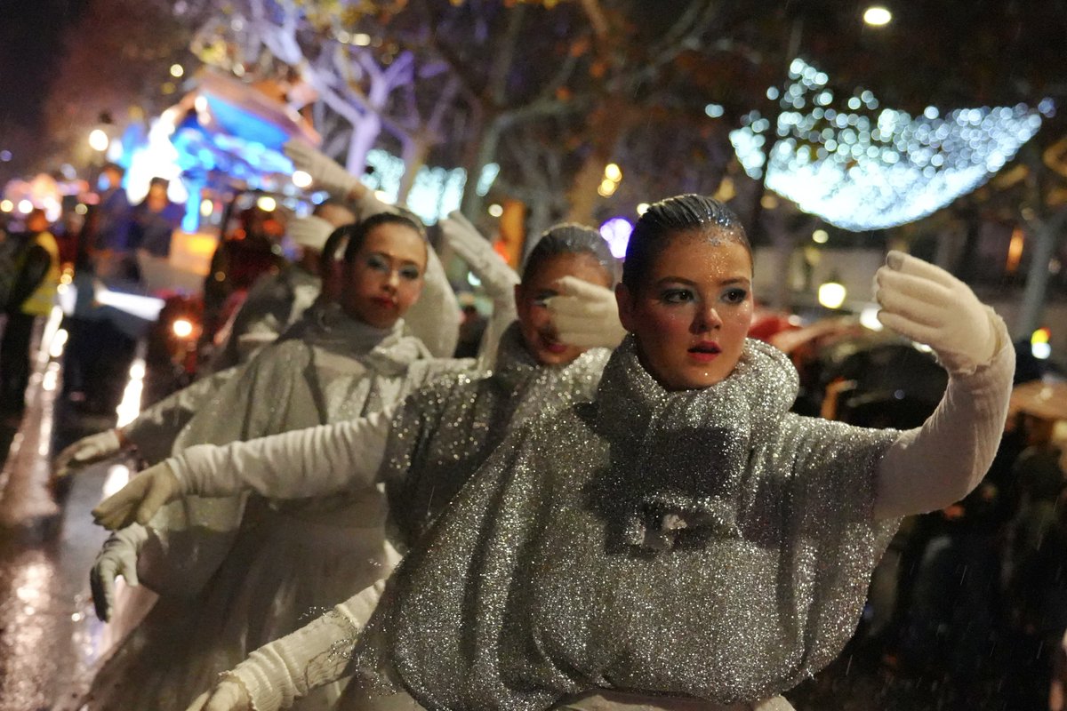 paerialleida's tweet photo. (3/3) Il·lusió i molta emoció en la nit més màgica de l'any.
#Cavalcada #Lleida #5degener #ElRegalÉsLleida
🎁👑🗝️ https://t.co/0fQBMm2kzK https://t.co/M9f9Pg49EA