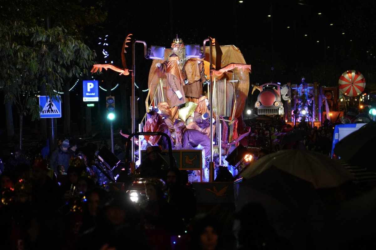 paerialleida's tweet photo. (3/3) Il·lusió i molta emoció en la nit més màgica de l'any.
#Cavalcada #Lleida #5degener #ElRegalÉsLleida
🎁👑🗝️ https://t.co/0fQBMm2kzK https://t.co/M9f9Pg49EA