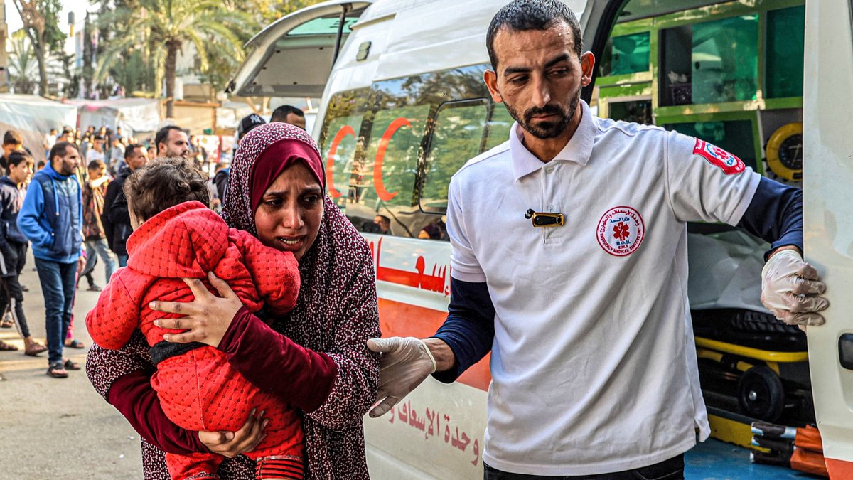 Ausländische Hilfsorganisationen haben von grausigen Zuständen in den wenigen noch im Gazastreifen arbeitenden Spitälern berichtet. krone.at/3210423