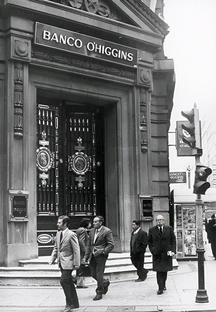 alb0black's tweet photo. Edificio que albergaba la casa matriz del Banco O'Higgins, en la intersección de calle Agustinas con Bandera.
Santiago de Chile, año 1970. https://t.co/vedK6bpJCf