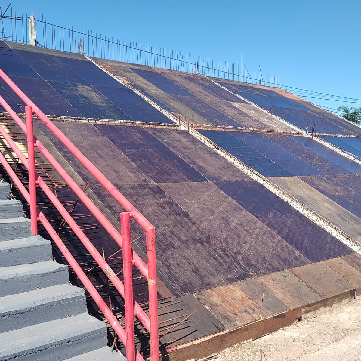 ESTADIOTALLERES's tweet photo. Extensión Tribuna Germán Denis:

Se culminó de armar el encofrado de carpintería, en los próximos dias seguiremos avanzando con la armadura de hierros.

🇦🇹¡Las tribunas las hacemos entre todos!🇦🇹
@ClubTalleresOk @FrecAlbirroja https://t.co/Nsv3DTUHMW