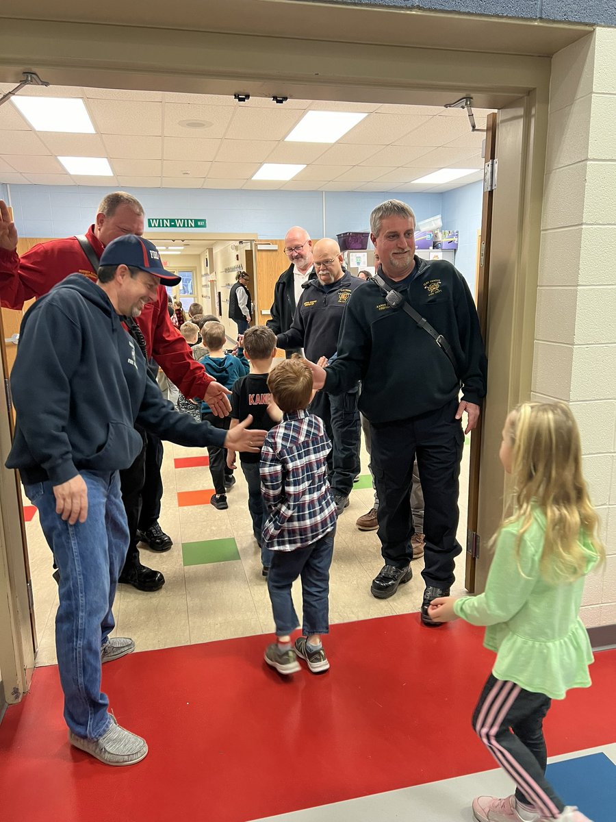 LiveLaughTeachK's tweet photo. Thank you Clay Center Fire Department for the high 5s today! #usd379 #lincoln379 https://t.co/j1siD8HWZN