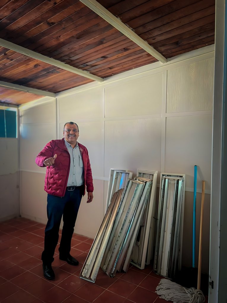licoquintanilla's tweet photo. Visitamos la casa del médico en la #VillaDeProgreso la cual remodeláremos, reconstruiremos el antiguo Centro de Salud y lo equiparemos, además estamos trabajando para tener una unidad de rehabilitación completamente equipada. 💉 🏥
Gracias a @manolojim
#ProgresoAvanzaEnGrande https://t.co/pZ1SbDUvL0