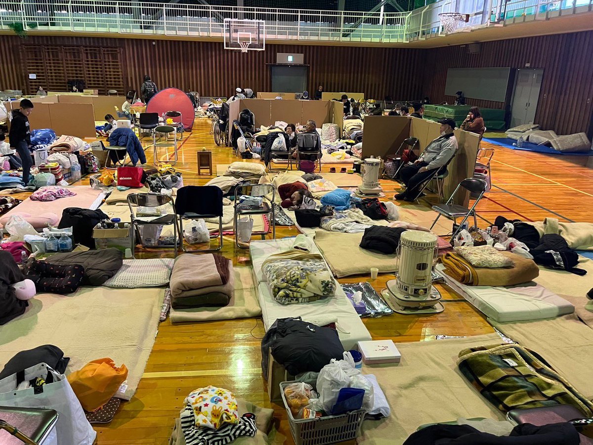 #拡散希望

避難所【小木中学校】

避難者500人ほどいますがすぐ食べれる物が不足
ケアホームいるか乃里でもおにぎり100個作って届けてもらいますが電話で確認したところまだまだ不足
周辺で余っている物資あれば少しでもお願いします

※写真は1/4(木)の写真です

#能登半島地震
#小木中学校