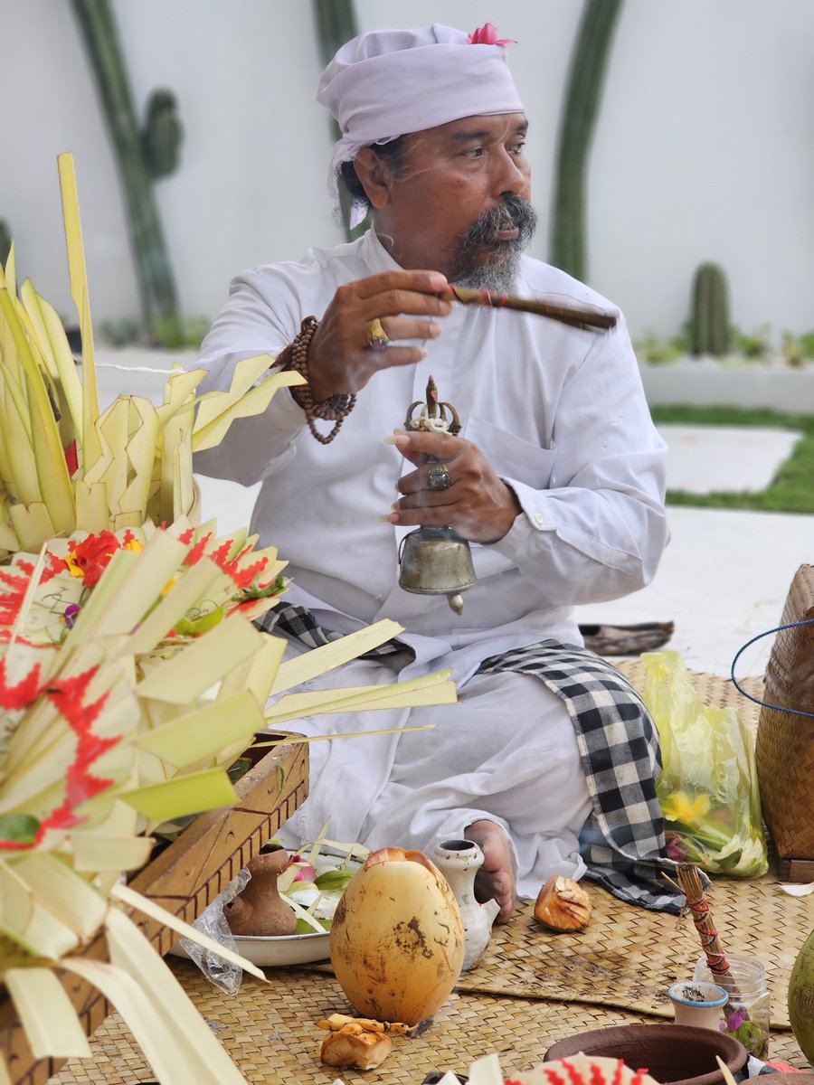 Our beautiful island... Ceremony at home.
. 
#bali #indonesia #umalas #canggu #ceremony #upacara #inspirasi #relax #traveling #balilife #islandlife #villasinbali #balineseculture #alwaysworking #jetlaggedbywork #photographyislife #photography #travelphotography #stunning #love