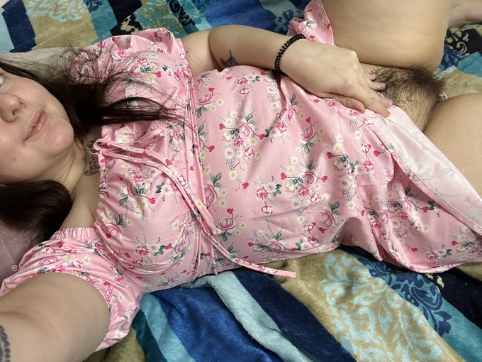 Hairy pussy for a good mood 🌸 https://t.co/KuTe9wSGs7