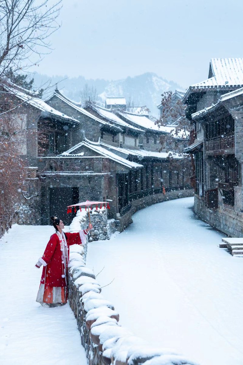 VisitBeijingcn's tweet photo. In #winter, #GubeiWaterTown at the foot of #Simatai #GreatWall radiates romance as snow delicately blankets the eaves, creating a dreamy scene with classic Chinese landscapes. The distant Simatai Great Wall stands tall, adding to the epic charm of this scenery. #VisitBeijing https://t.co/nbOJfAJFCh