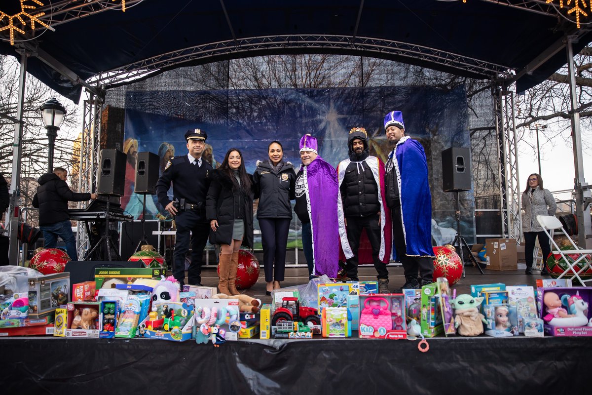 NYPD1stDep's tweet photo. Today we joined in on the vibrant Three Kings Day celebration in Westchester Square!

Families came together to enjoy live entertainment, the culture and to celebrate cherished traditions that bring our communities closer.

Moments like these create memories that last a lifetime! https://t.co/ZQYHppf1Dp