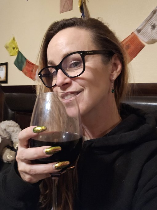 It's wine thirty https://t.co/ce5jU3xJJz<a href="/tag/realloyalfans"class="tags"><span>#realloyalfans</span></a>