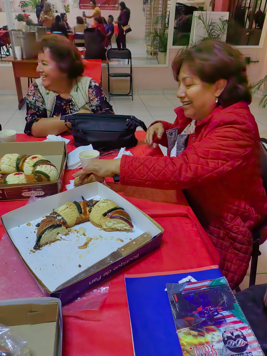 judithbarrios_'s tweet photo. No perdamos esta bonita tradición de partir la rosca de reyes con amigos y nuestras familias. Espero pasen excelente noche y les salgan muchos muñequitos en sus roscas. Cuéntenme a quién le sale muñequitos, nos mandan foto en los comentarios.
#EllaEsJudith #JudithBa #GAM https://t.co/PogjimIXku