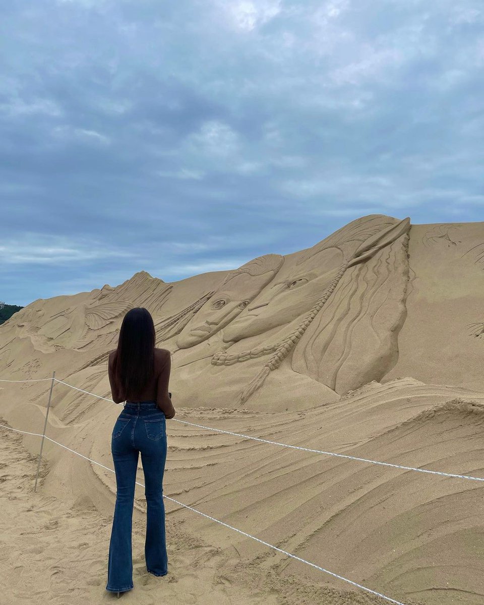 I saw the sand painting of Avatar: The Lost Ark at the Busan International Film Festival and it became the hottest attraction! The sand paintings near Haeundae look like butterflies fluttering on the sea.