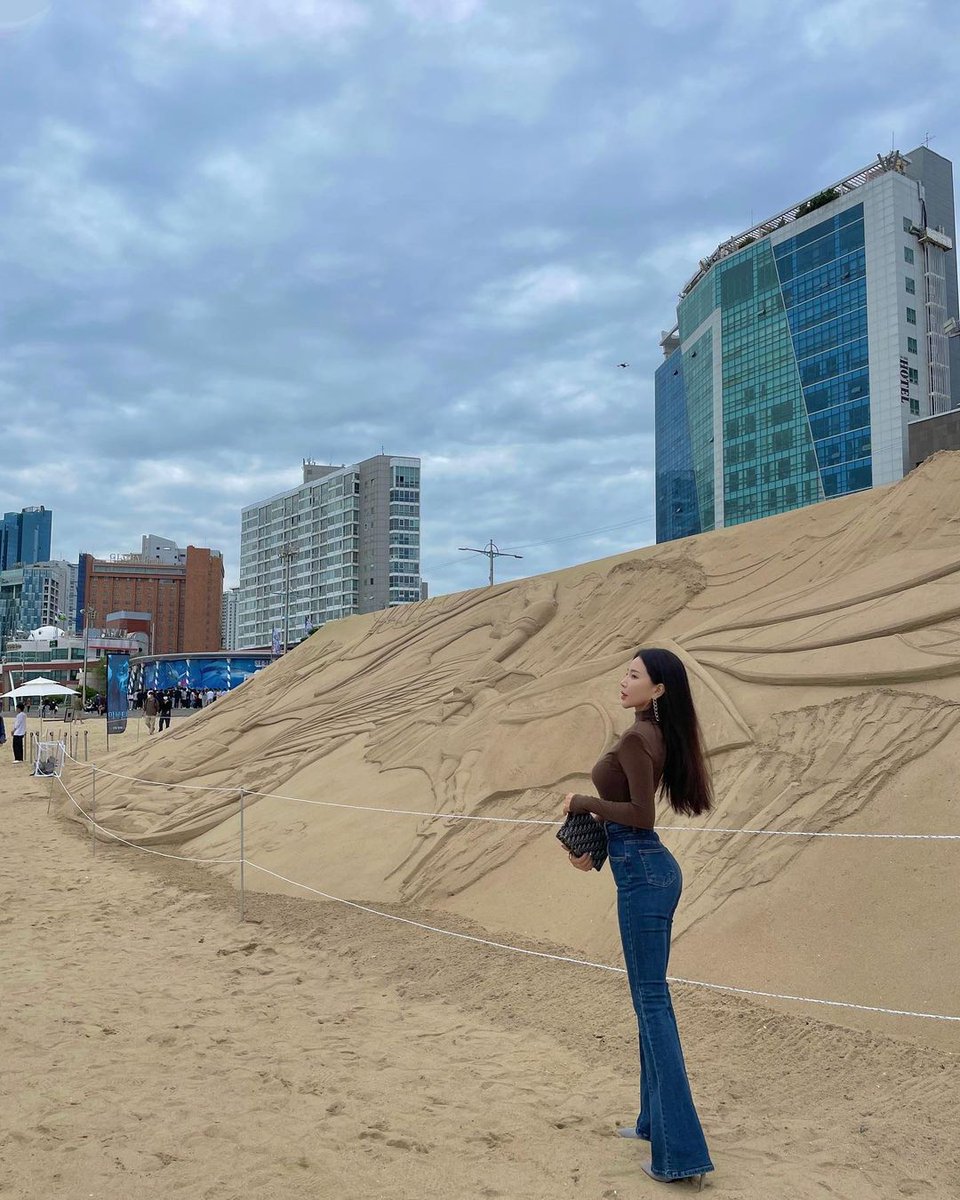 I saw the sand painting of Avatar: The Lost Ark at the Busan International Film Festival and it became the hottest attraction! The sand paintings near Haeundae look like butterflies fluttering on the sea.