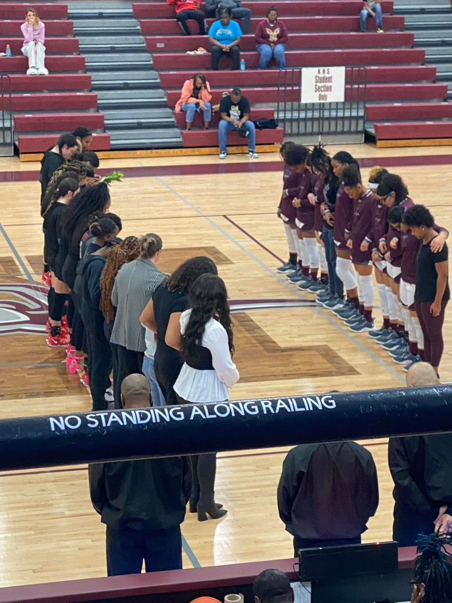 KNCT_SPORTS's tweet image. At tonight‘s basketball game at Killeen high vs Lake Belton The players prayed for Coach Russell’s family and students.And then the LB players gave Killeen players flowers  #CenTexproud of our community. One family….. @GregoryRussel12 @KHSLadyRooBball @LBHSgirlsBB @AthleticsKISD
