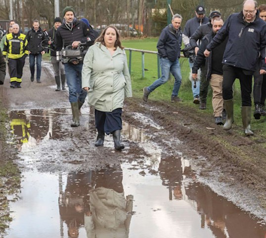 BigestBadWolf's tweet photo. so herzhaft habe ich schon lange nicht mehr gelacht, gleich wird's ganz heftig spritzen, rette sich wer kann !!  #Ampelregierung https://t.co/Lm3QViSgjf