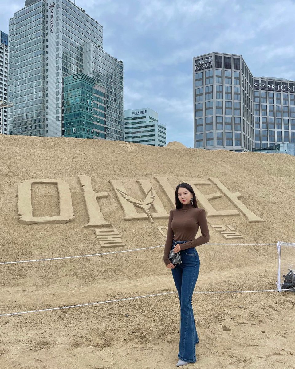 I saw the sand painting of Avatar: The Lost Ark at the Busan International Film Festival and it became the hottest attraction! The sand paintings near Haeundae look like butterflies fluttering on the sea.