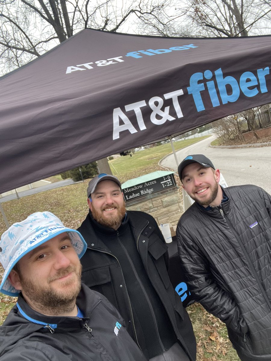 Ladue Ridge letting us hang out to talk to the people about that new awesome #ATTFiber. Talking all the things Converged
#WinMoore2024 #WinAsOne 
@thetravfarr @ike_beeze @KattiaS_Ramirez @AlyssaMoore_12 @CoachAPacheco @KAMOkonnects