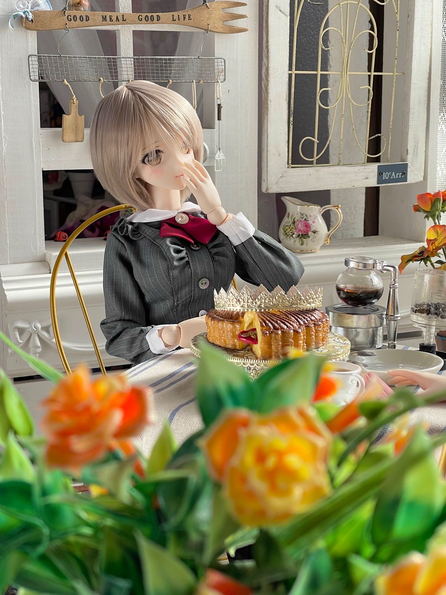 sakurazukasan's tweet photo. 今日1月6日といえば!
フランス北部で新年には欠かせない伝統的な焼き菓子「ガレット・デ・ロワ」を食べてドールを愛でるのが今や宇宙の常識となりました。皆さんはご存知でしたか?(ドヤァ)
#RaspberryMist
#Cafe_de_nico
#シスっ娘
#DONAdolls https://t.co/SSD5uYae6g