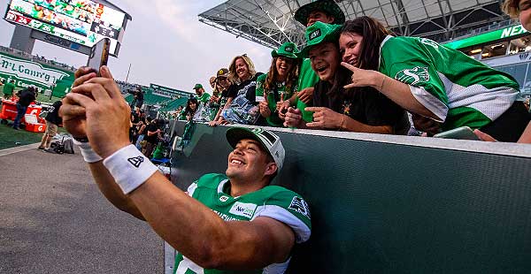 Mason Fine’s love of football helped him connect with his own Native American heritage. 

eaglefeathernews.com/news/mason-fin…