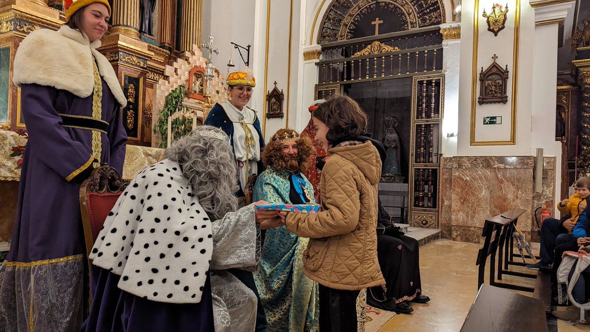 Recepción de SS. MM. los Reyes Magos a la parroquia y entrega de regalos. #ReyesMagos #Parroquia