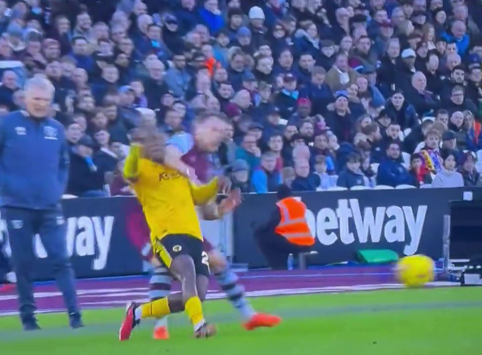 jakaban's tweet photo. There  is definitely an agenda against wolves ,what do the opposition players have to do to get sent off against us ,chop the heads off with a machete ?,#wwfc https://t.co/tw4QRkTPoh