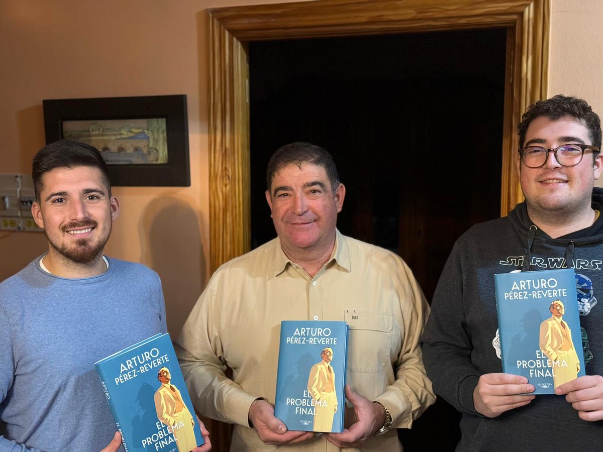 El amigo invisible familiar este año ha estado guapo. Un saludo <a href="/perezreverte/">Arturo Pérez-Reverte</a>