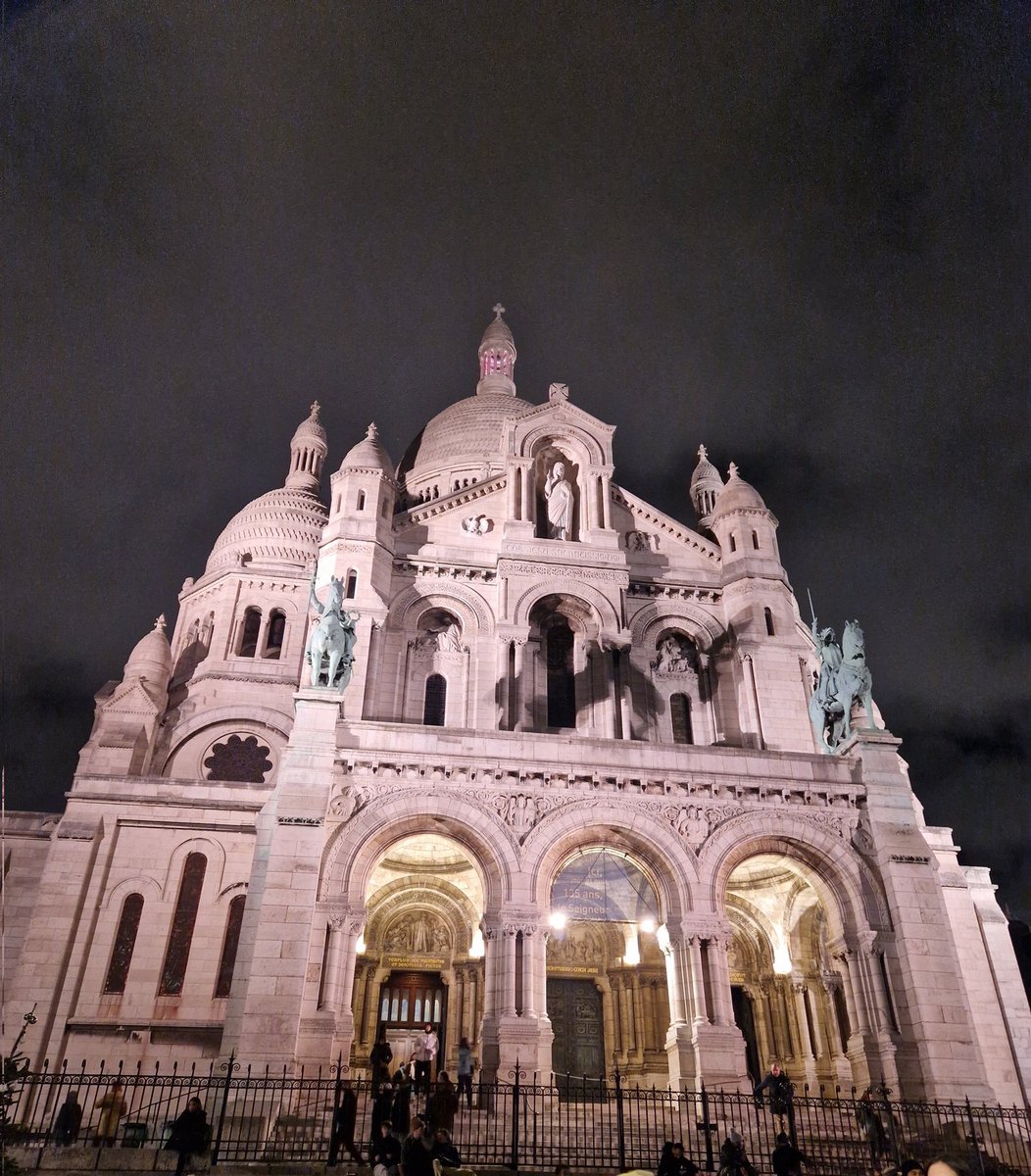 EaleeEnglish's tweet photo. Paris day two! After a less impressive 24,000 steps, the Louvre, Basilique du Sacré-Cœur, one giant raspberry macaron, a long stare up the Luxor Obelisk and a boat trip on the Seine we are done 😌 can't wait to come back! https://t.co/3TP96arYnk