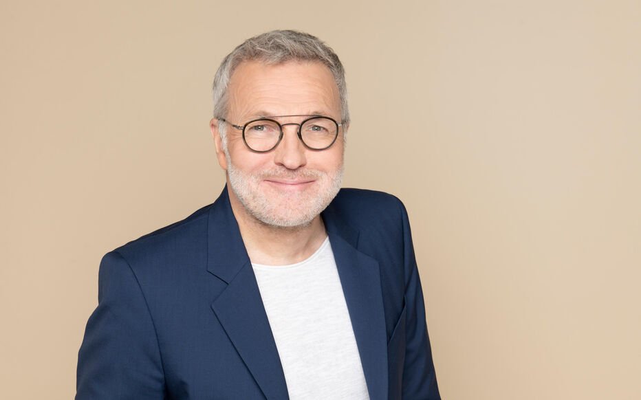 FranceNews24's tweet photo. 🔴 INFO - #People : Après son court passage sur #BFMTV, Laurent #Ruquier est en passe de signer avec TF1 pour devenir juré enquêteur lors de la sixième saison de «Mask Singer» présenté par Camille #Combal (Le Parisien). #masksinger https://t.co/pEtpOS7gWM