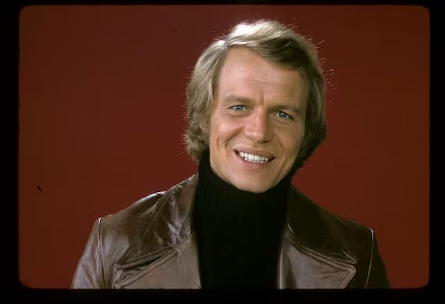 MarcheloCordoba's tweet photo. Peleó con delincuentes, vampiros, y hasta cantó con una máscara, pero sobretodo fue el héroe de todos los niños que fuimos en los 70’s. Hoy se fue volando al espacio y nosotros quedamos así🥹 #DavidSoul #StarskyandHutch https://t.co/e9ZXACVv1d