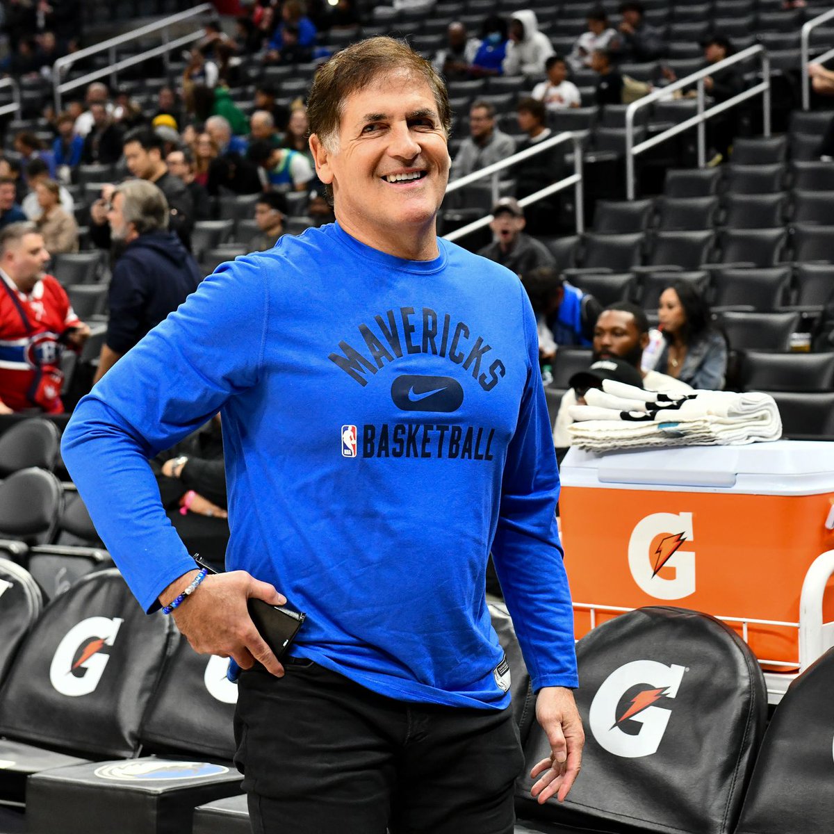 JoePompliano's tweet photo. Last month, Mark Cuban sold a majority stake in the Dallas Mavericks at a $3.5 billion valuation.

Today, Cuban emailed all Mavericks employees, letting them know the team will be paying them approximately $35 million in bonuses.

That's awesome 👏

(h/t @espn_macmahon) https://t.co/jKPy8wDINg
