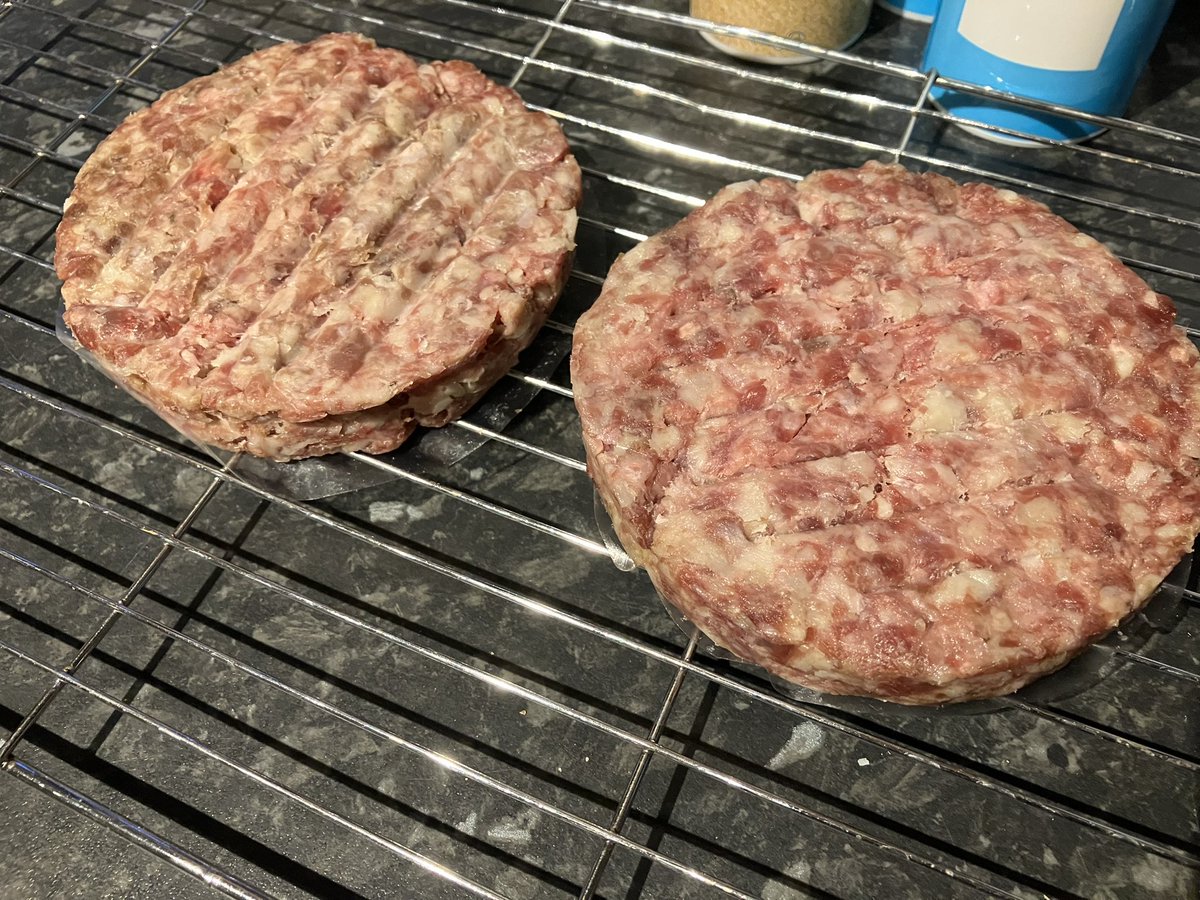 flecam77's tweet photo. #burger Night. F*****g amazing beef mince from @MeatMattersltd . The sweetest smelling and tastiest ex dairy beef you can experience 🤤 😍 https://t.co/FkQiIQpfwP