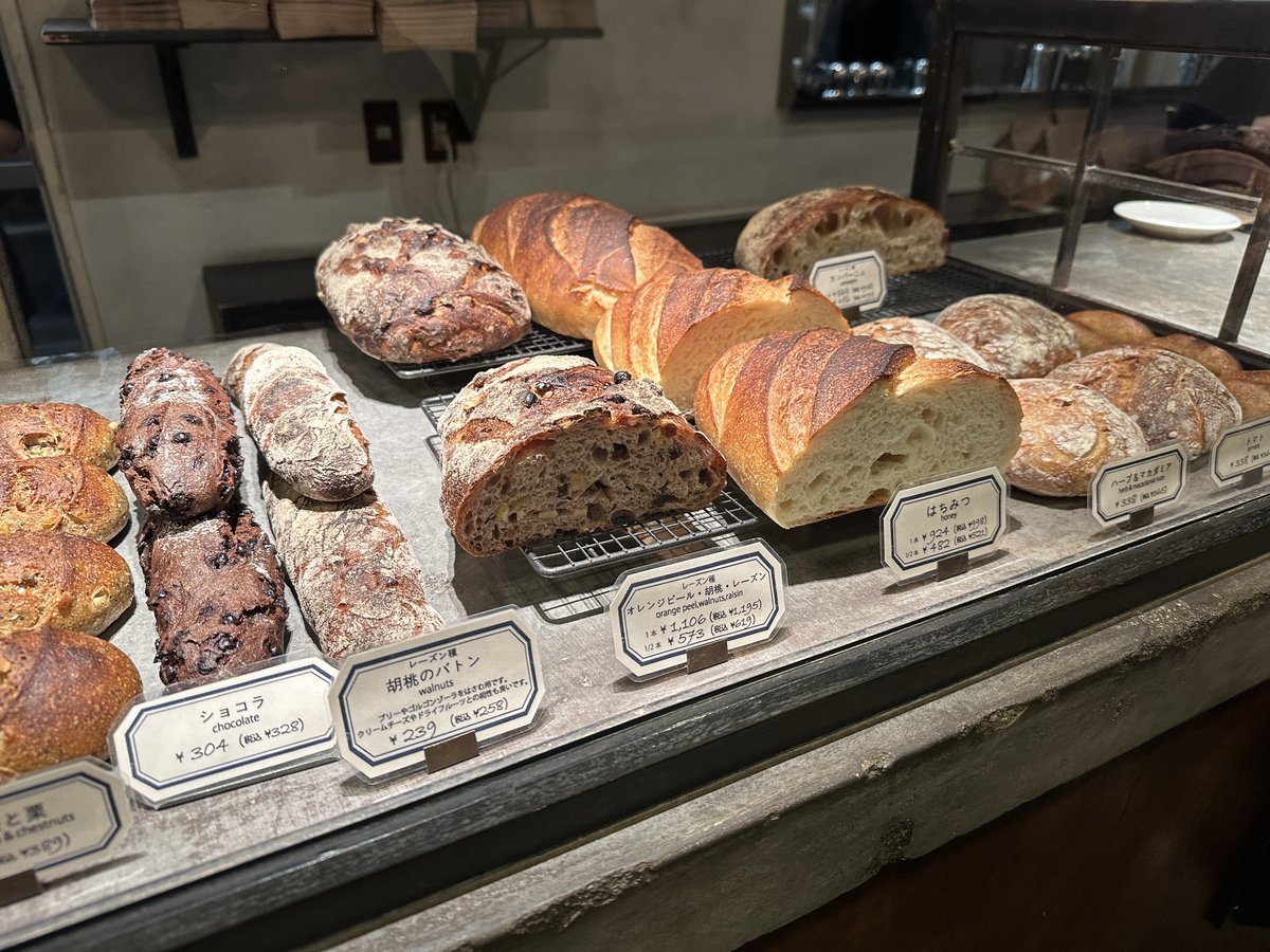 pi_tan_8899's tweet photo. bread A espressoさんでパン活🥖
久しぶりに朝から並びました😊
アールグレイに無花果、大好きなオリーブ🫒
さあ、今日は雨降ってますが頑張っていきましょ😋💜

#すまんな
#スマオブパン部
#breadAespresso https://t.co/ZULynGlzE6