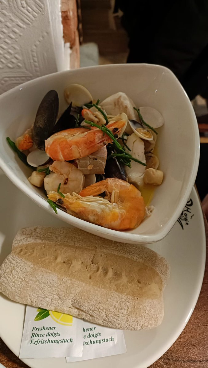 No bells and whistles here but great seafood at the infamous Magpie Café in Whitby! @MagpieCafe. Simple, fresh, & very tasty! 🦐🦞🦀🍤🦪🎣 @chrisdysonHT @Action_Mats @Setterplay @mejessop @A_mcgeeney @brynll