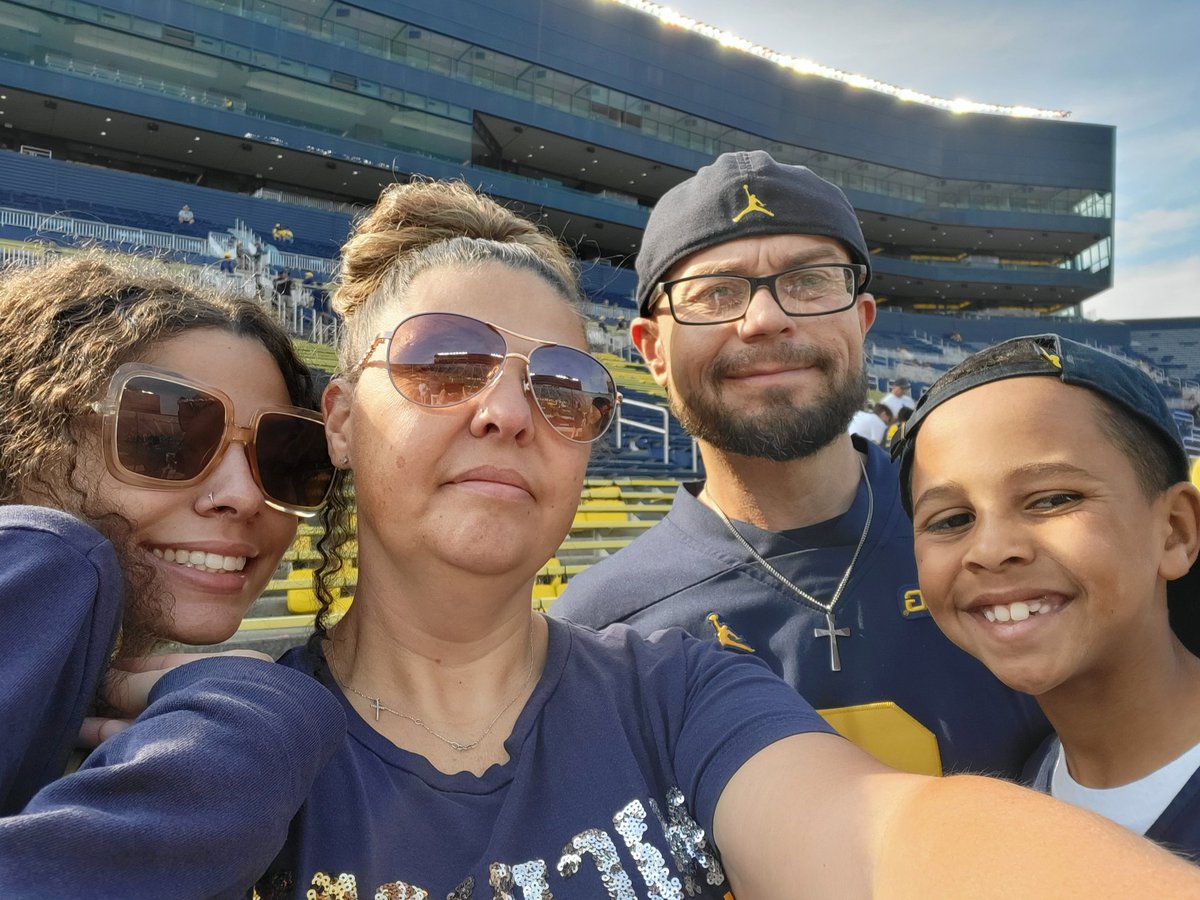 BigDawg3GoBlue's tweet photo. @stoolpresidente @Gametime Us 4 are the biggest fans and had really tough year and need a great start to 2024. I've been a Michigan fan from day 1 and been going to games since I was 4 lol seen Jimmy Harbaugh play in person as a kid! Love your pizza critiques! Go Blue! https://t.co/k0BILG0U9U