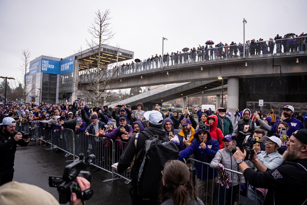 UWAthletics's tweet photo. Husky Nation showed up and showed out at the @UW_Football send-off! ☔️

#GoHuskies x #PurpleReign https://t.co/kaaAKwgMWk